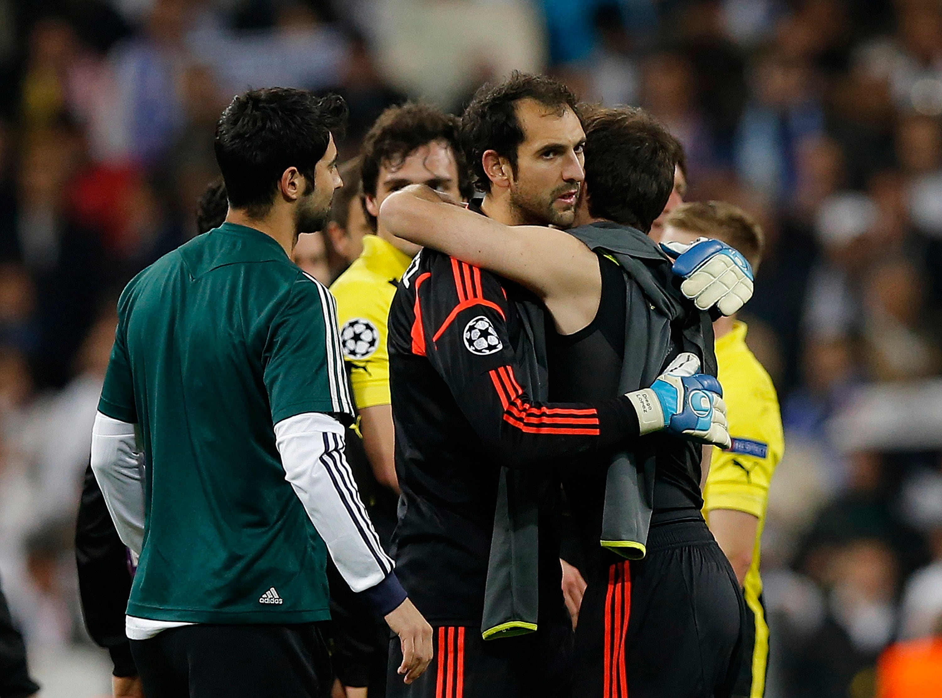 Abrazo entre Diego López e Iker Casillas como compañeros en el Real Madrid