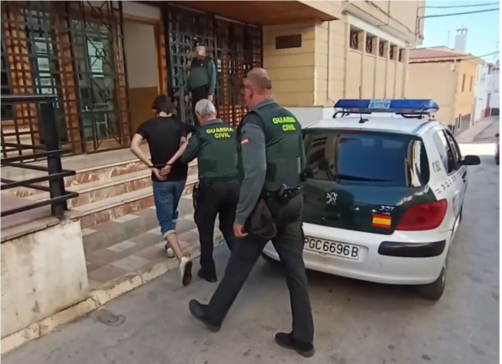 El detenido en Alcalá la Real por robos y otros delitos entrando en sede judicial acompañado de agentes de la Guardia Civil