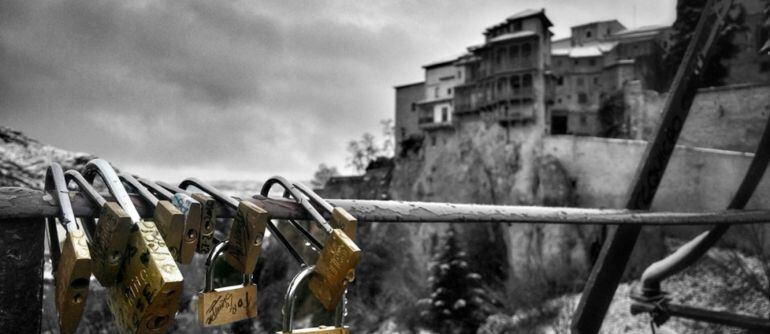 Los &#039;candados del amor&#039; son colocados por parejas de enamorados que después arrojan la llave por el puente.