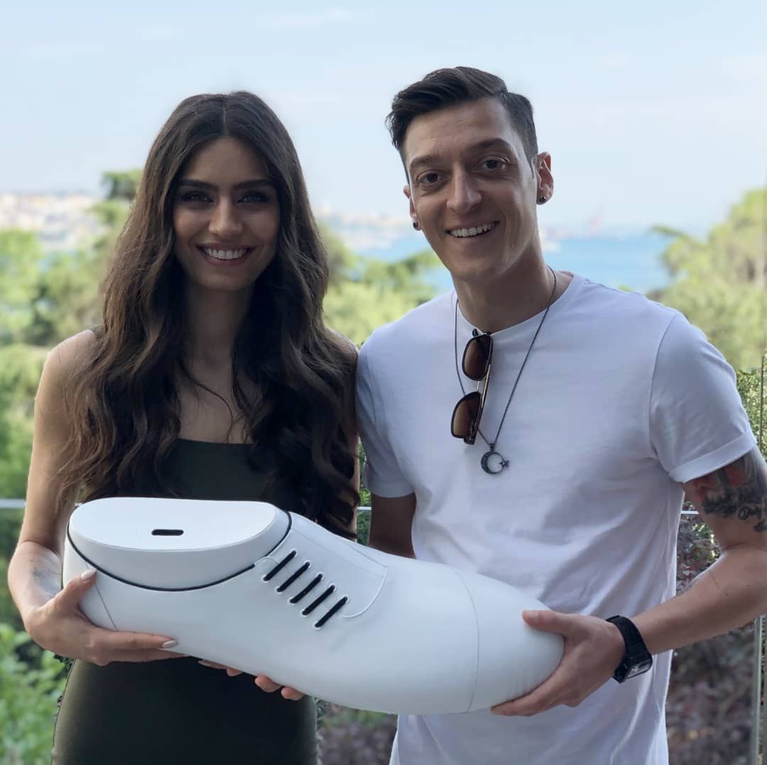 Ozil y su mujer posan con el &#039;BigShoe&#039;