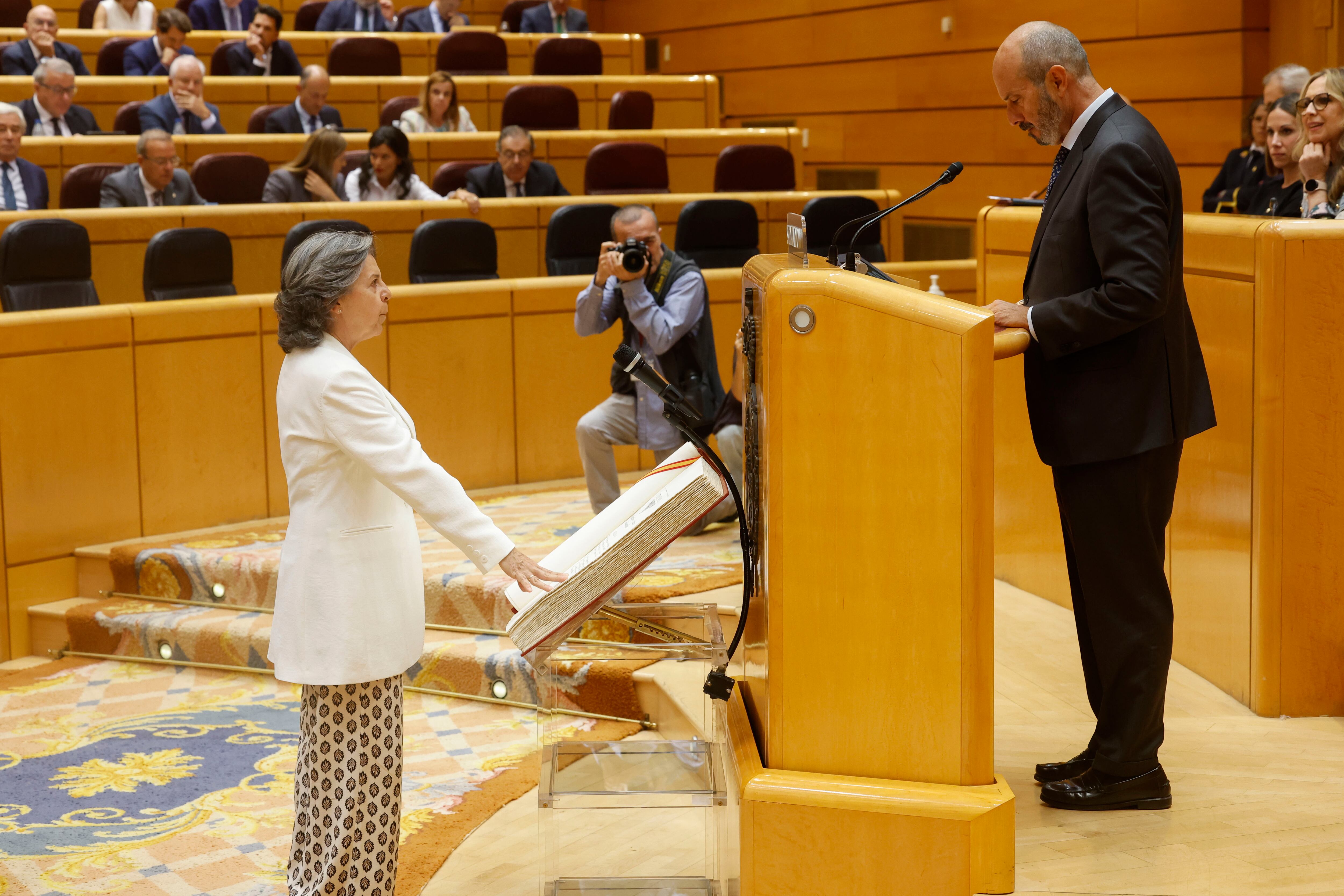 MADRID, 30/09/2025.- La senadora socialista María Jesús Álvarez acata la Constitución durante la sesión de control al Gobierno celebrada este martes por el pleno del Senado. EFE/ J.P.Gandul