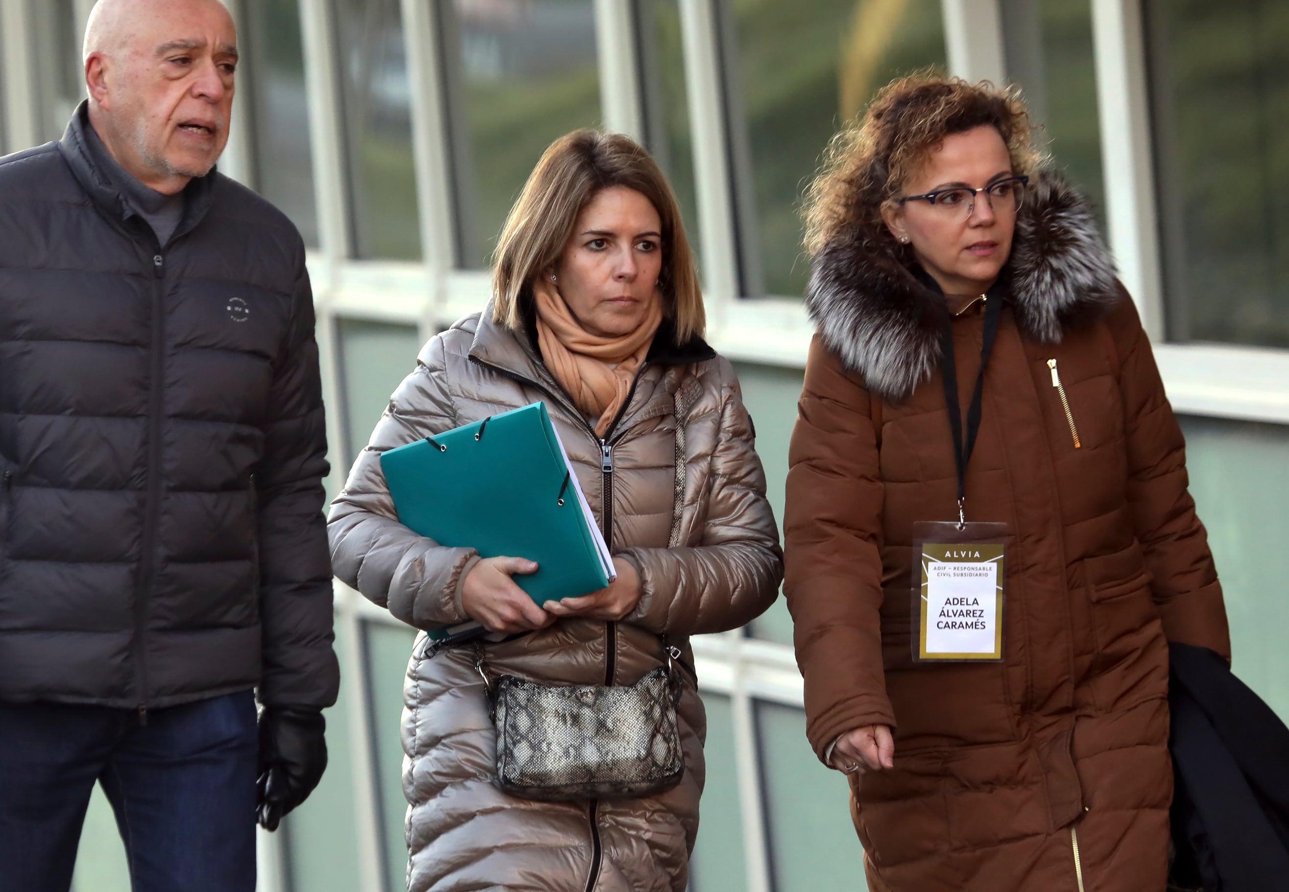 La directora de seguridad de Adif, Esther Mateo (c) acompañada por la abogada , Adela Álvarez Caramés (d) a su llegada esta mañana a la Ciudad de la Cultura para declarar en el juicio del Alvia. EFE/Xoán Rey.