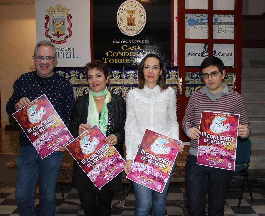 Los concejales, Gloria Chica y Francisco Ruiz, presentan junto a miembros de la Joven Orquesta Ciudad de Motril los actos del día de todos los Santos