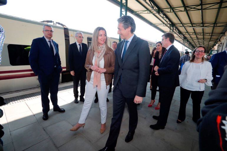 El ministro de Fomento, Íñigo de la Serna (c), y el presidente de la Xunta de Galicia, Alberto Núñez Feijóo (d), durante la presentación de la conexión ferroviaria entre Ourense y Lugo