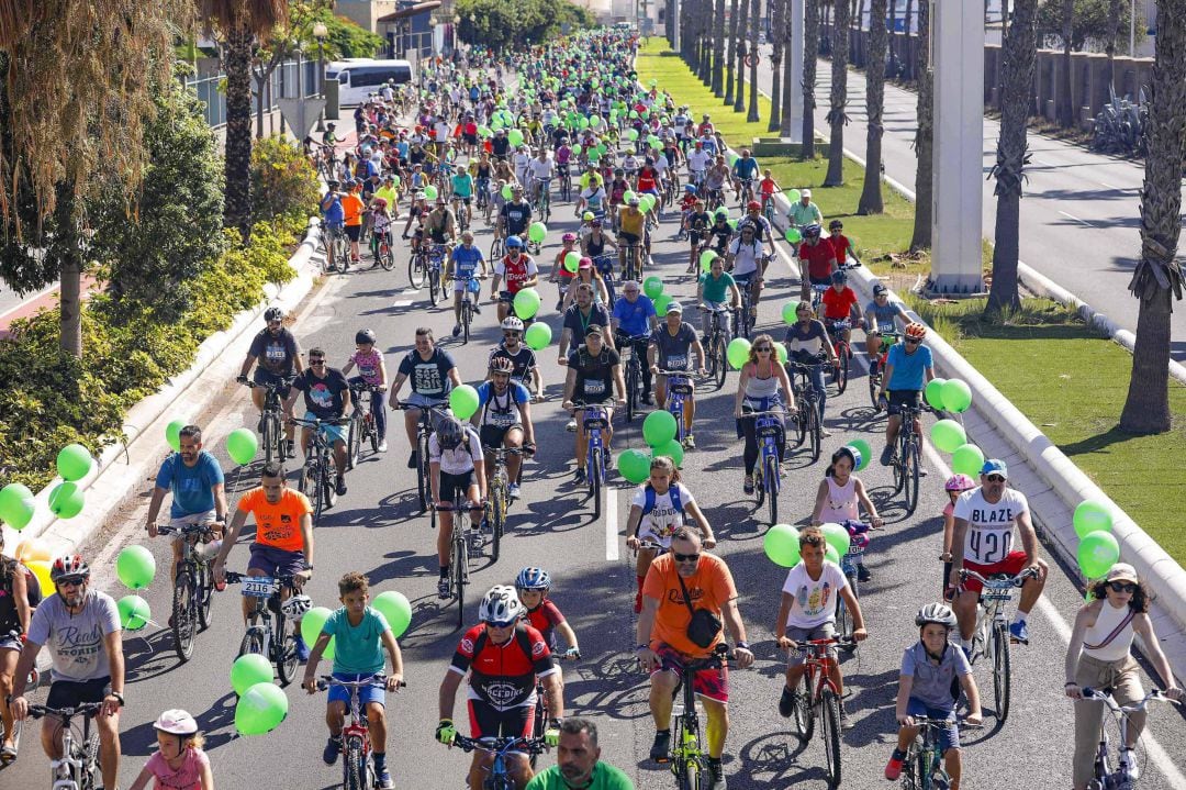 La gran Fiesta de la Bicicleta de Las Palmas de Gran Canaria ocupa, por un día, la Avenida Marítima, una de las principales arterias de circulación de vehículos de la capital canaria