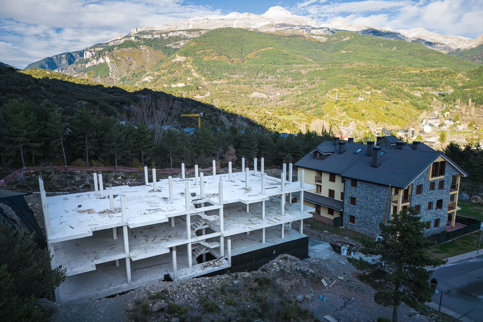 Edificio inacabado que adquirió el ayuntamiento tras la marcha de la promotora y donde ahora el Gobierno de Aragón acabará 23 apartamentos