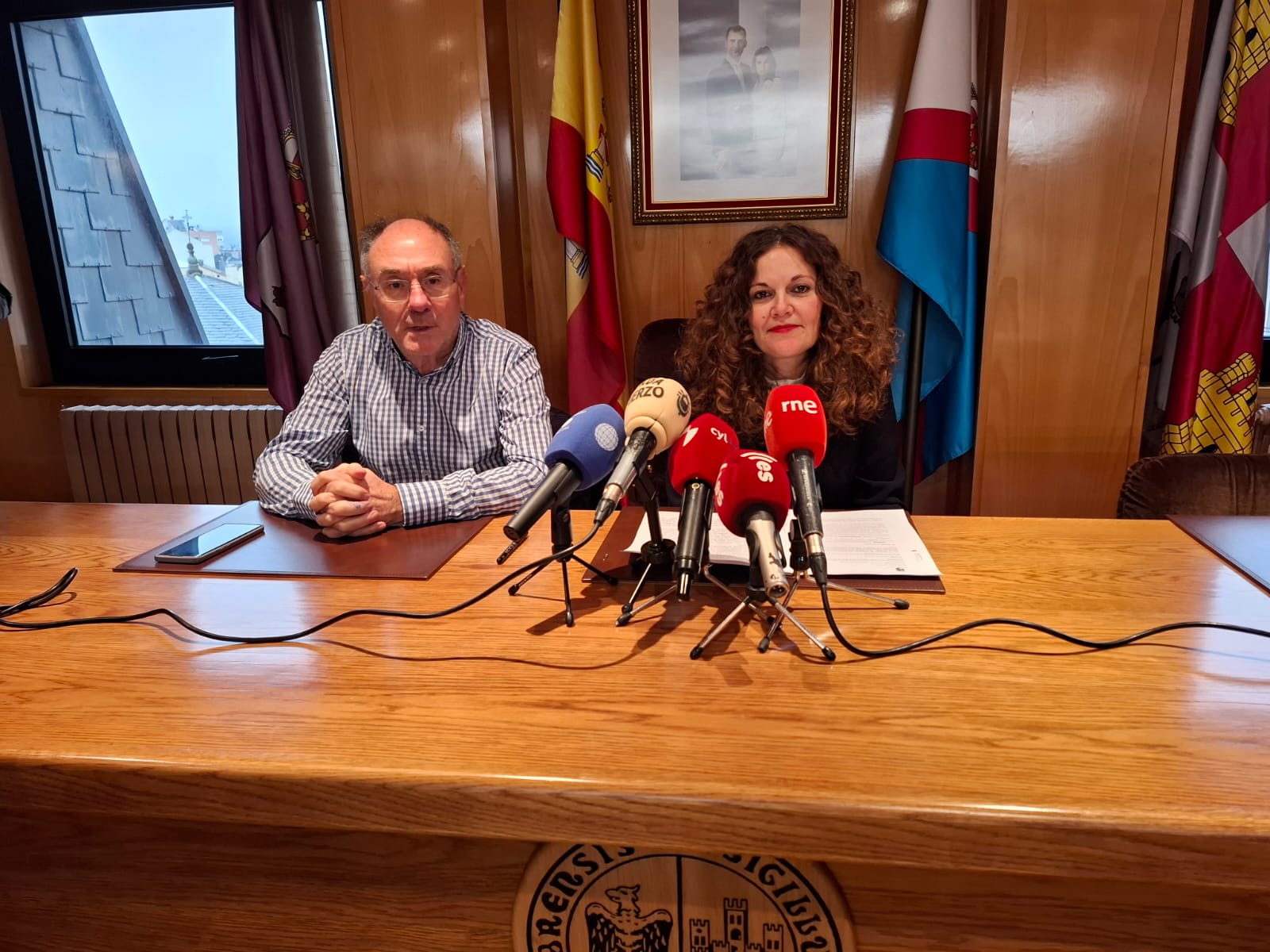 La alcaldesa de Bembibre y el concejal de Hacienda