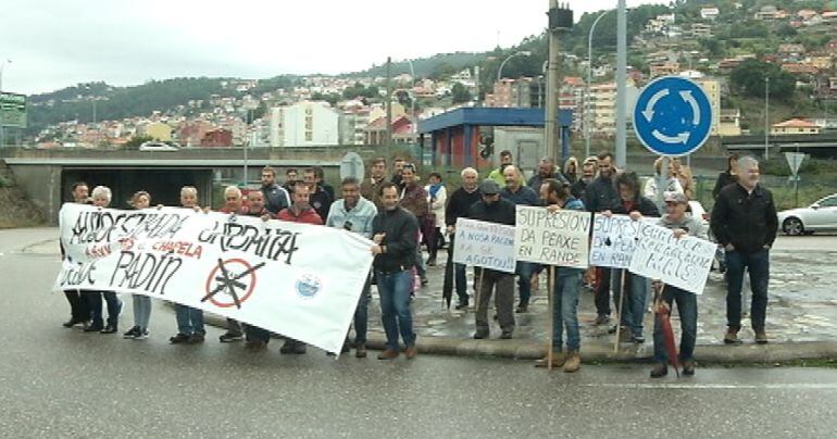 Concentración de vecinos de Teis y Chapela en las torres de Padín.