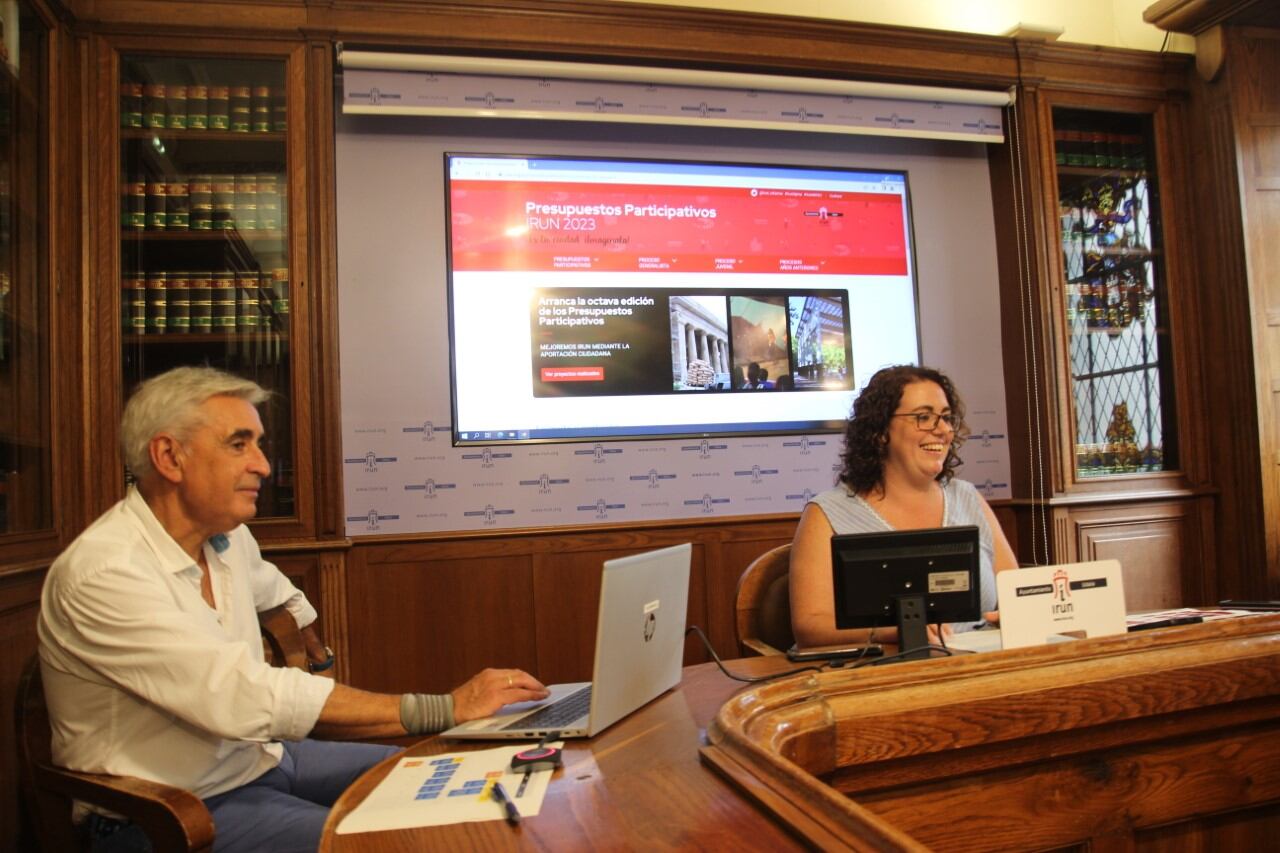 La delegada de Participación Ciudadana, Mónica Martínez, esta mañana en rueda de prensa / Fuente: Ayuntamiento de Irun