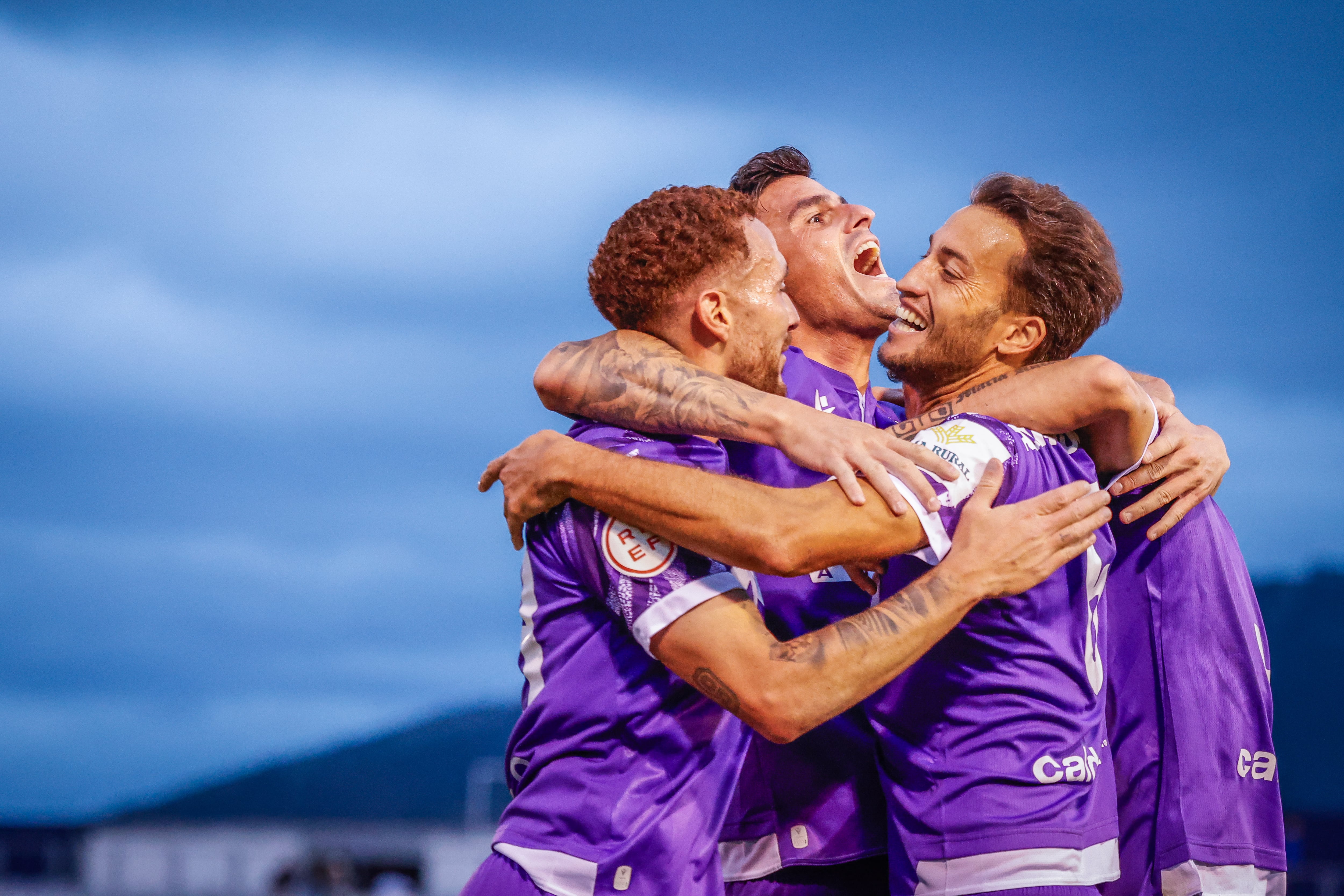 Los jugadores del Real Jaén abrazan a Álvaro Muñiz, autor del gol ante la UD Torre del Mar.