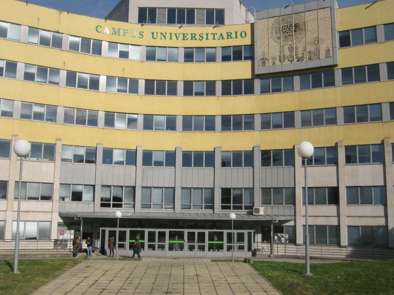 Fachada principal del Campus del Bierzo 