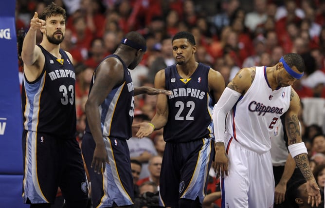 Los jugadores de los Grizzlies Marc Gasol y Zach Randolph celebran una cesta junto a Kenyon Martin de los Clippers el viernes 11 de mayo de 2012, durante el sexto partido por los cuartos de final de la Conferencia Oeste de la NBA en Los Ángeles, Californi