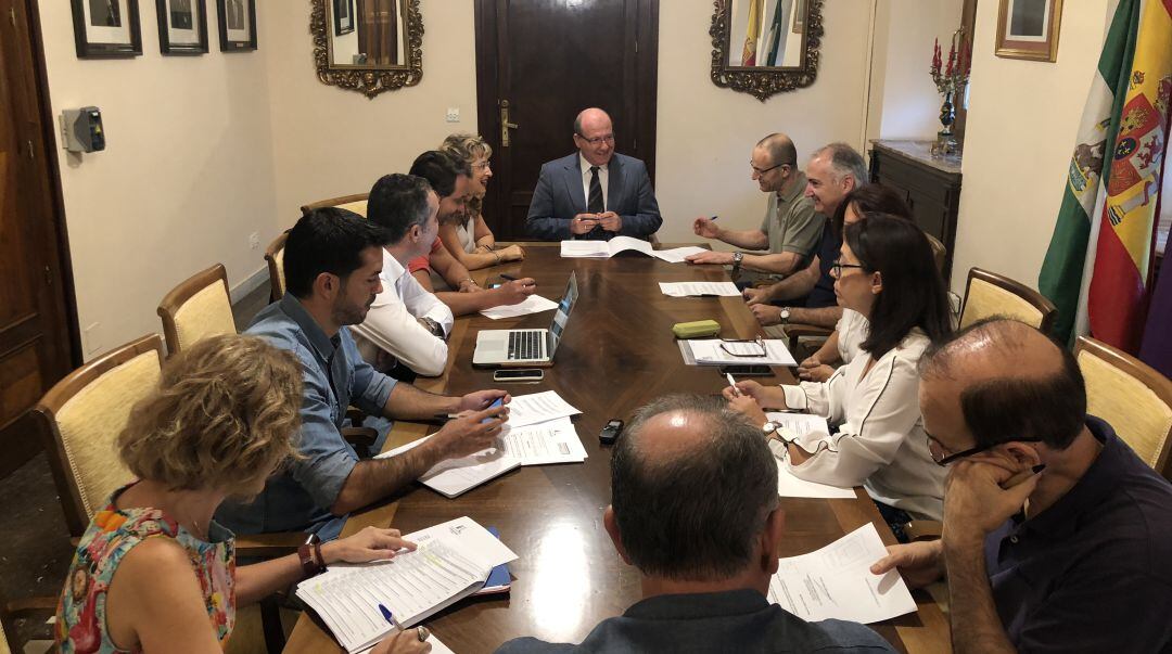 El alcalde de Jaén, Javier Márquez (centro), preside la Comisión de Urbanismo.