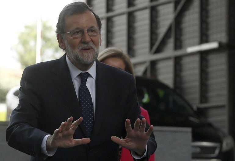 El presidente del Gobierno, Mariano Rajoy, a su llegada al acto de clausura de la Asamblea General de la CEOE