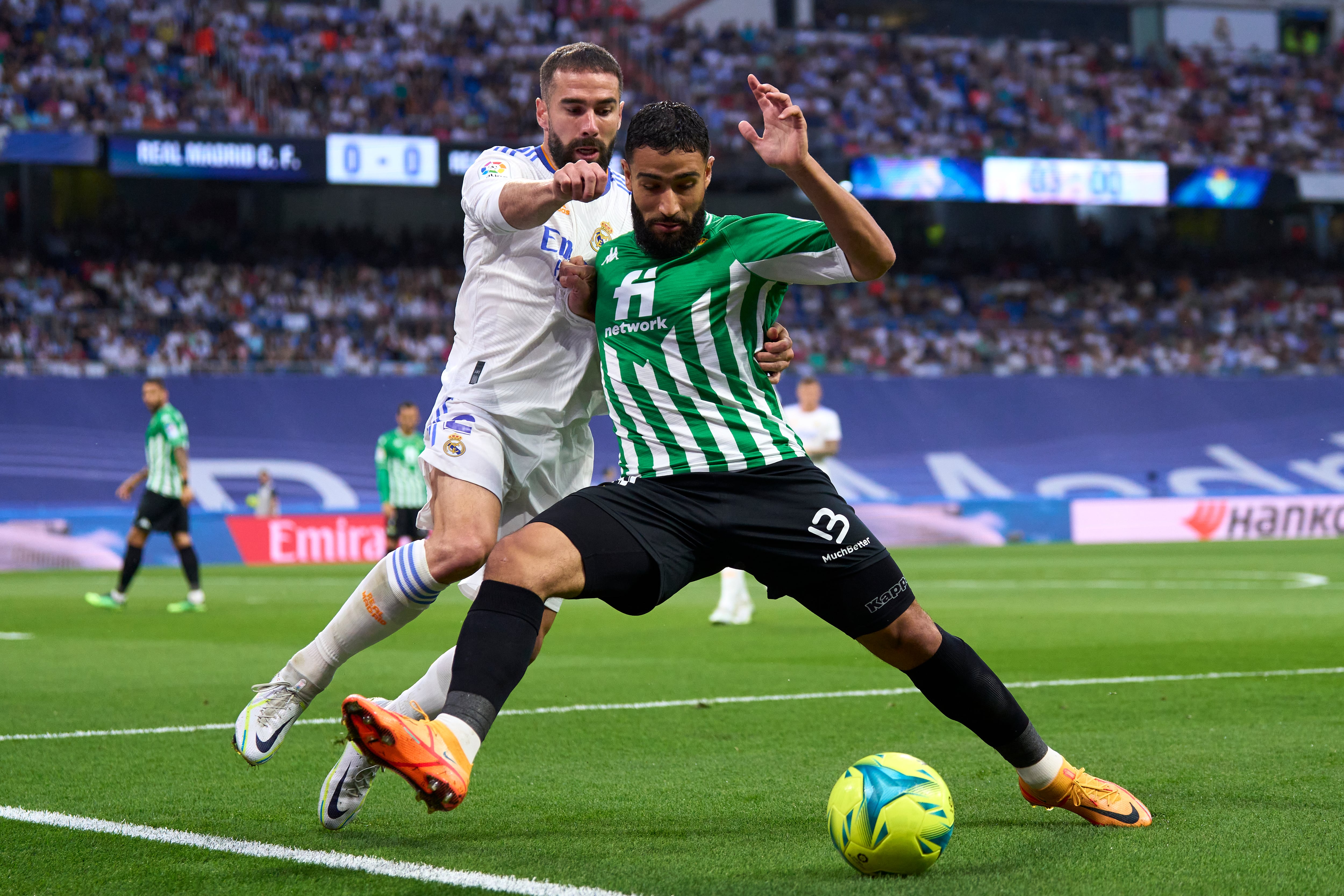 Carvajal y Fekir pujan por un balón, durante una acción del partido.