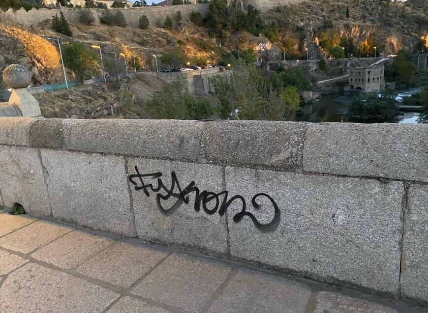 Pintada aparecida en el Puente de Alcántara (Toledo)