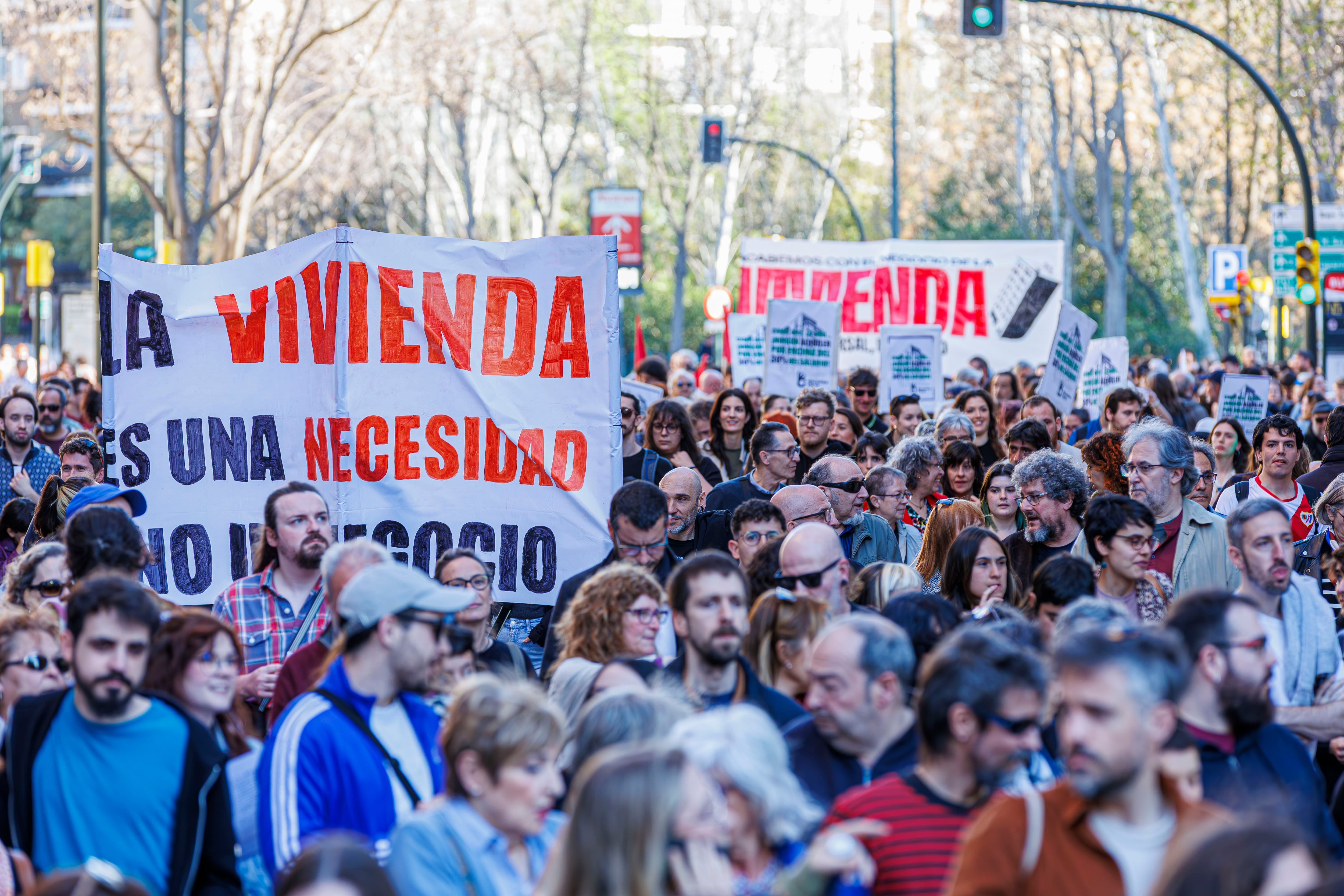 ZARAGOZA, 05/04/2025.- Un momento de la manifestación que ha recorrido hoy sábado las calles de Zaragoza, en protesta por el excesivo precio de la vivienda. EFE / JAVIER BELVER