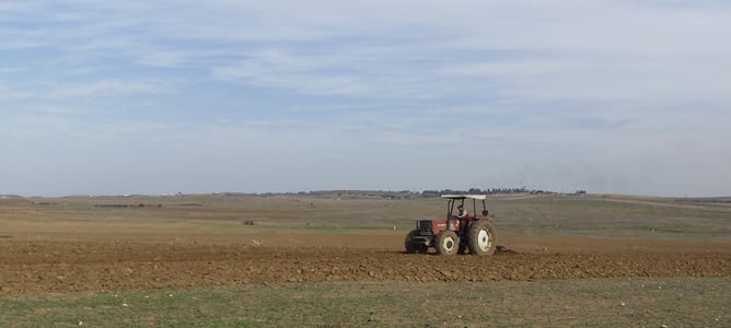 Un agricultor palestino de la franja de Gaza trabaja en las tierras fronterizas con Israel