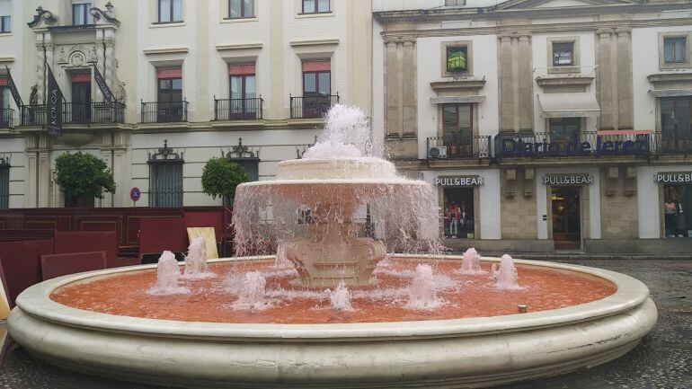 La fuente de la Rotonda de los Casinos tintada de naranja