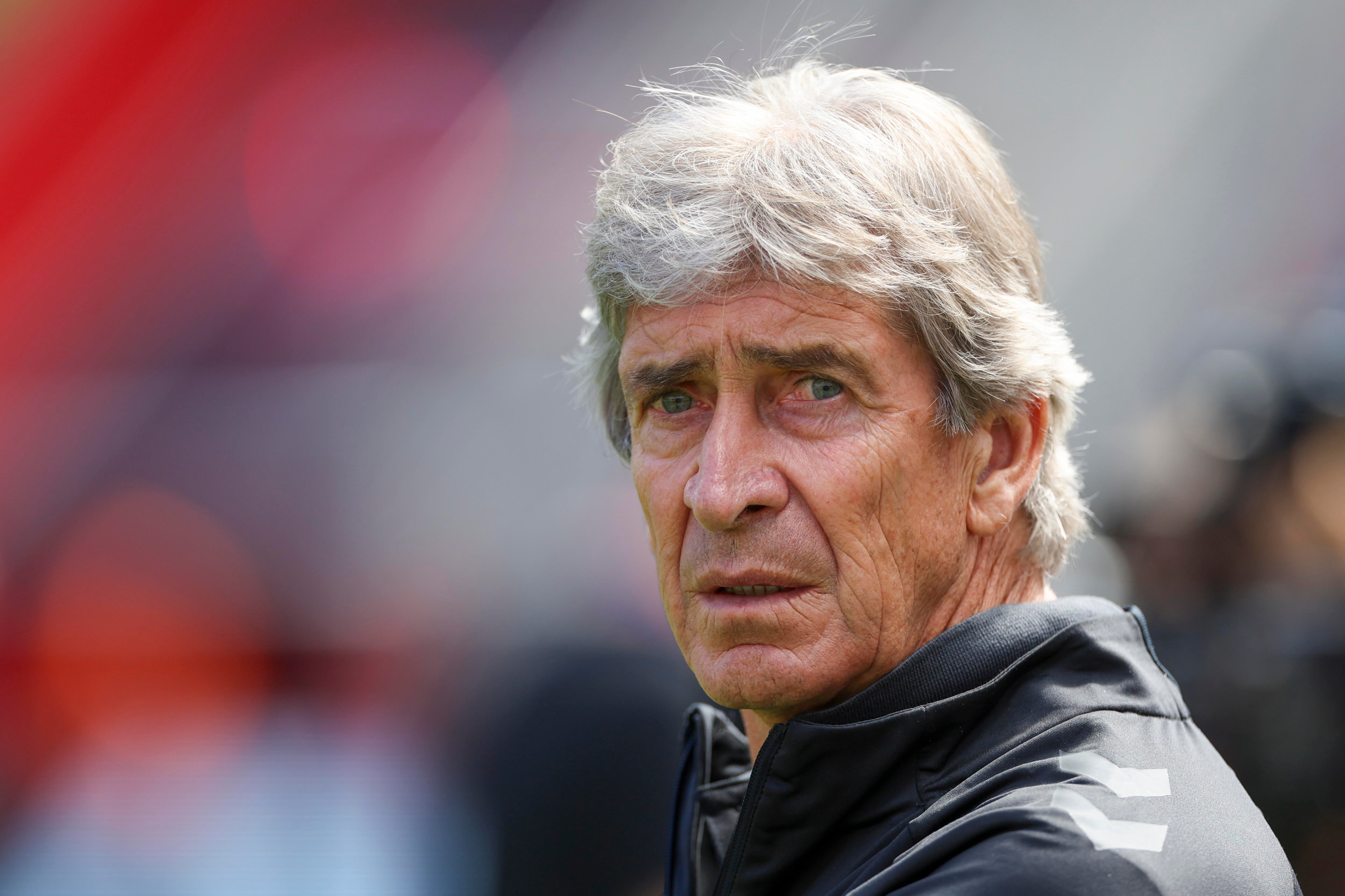 Leverkusen (Germany), 10/08/2024.- Real Betis head coach Manuel Pellegrini looks on prior to the friendly soccer match between Bayer 04 Leverkusen and Real Betis in Leverkusen, Germany, 10 August 2024. (Futbol, Amistoso, Alemania) EFE/EPA/CHRISTOPHER NEUNDORF
