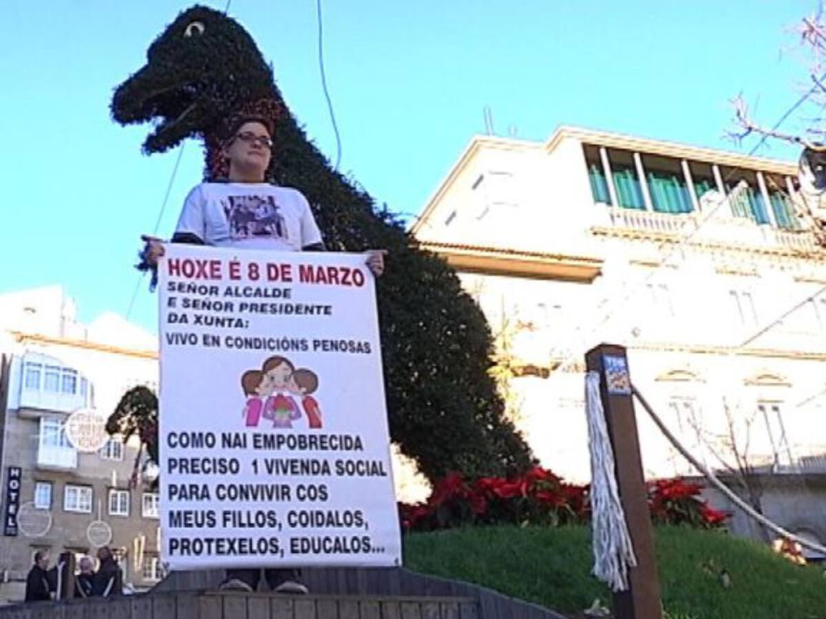 Madre de 3 hijos se planta delante del dinoseto para visibilizar su situación