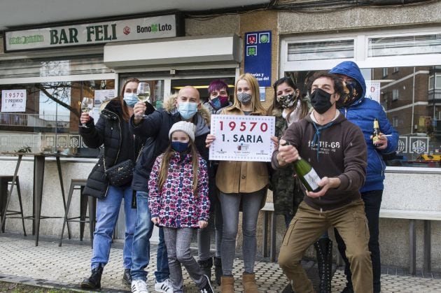 Familiares de Cristina González, la propietaria del bar y administración de loterías ubicado en el número 16 del Grupo Arriberri de San Sebastián, celebran que le haya tocado el ‘Gordo’ de la Lotería del Niño.