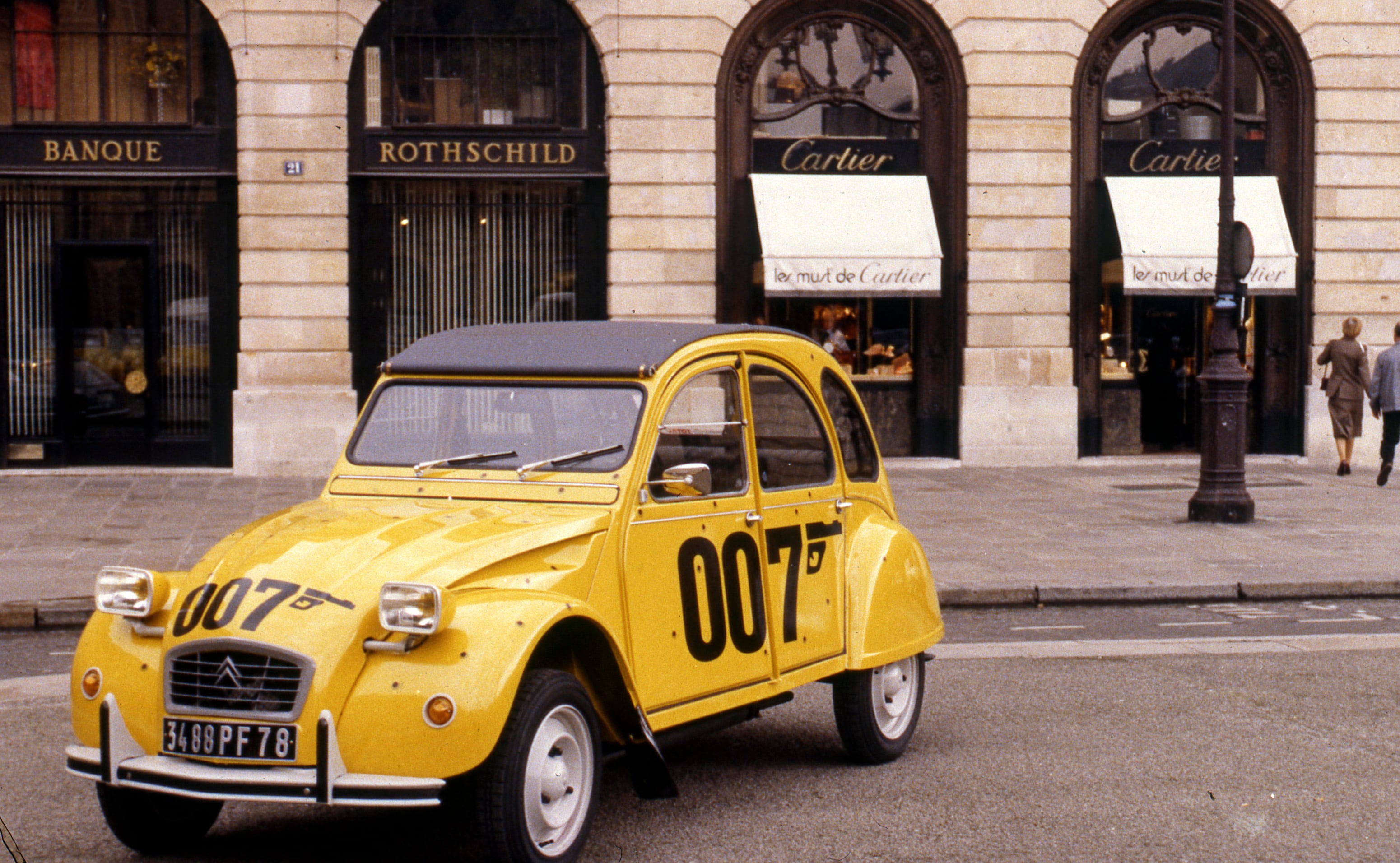 Europa, Francia, Île-de-France, París, Place Vendôme. 2CV promocionando la película de James Bond estacionado frente a una boutique Cartier y un banco Rotschild en 1981. Foto de Georges Guyot y Jean-François Malard.