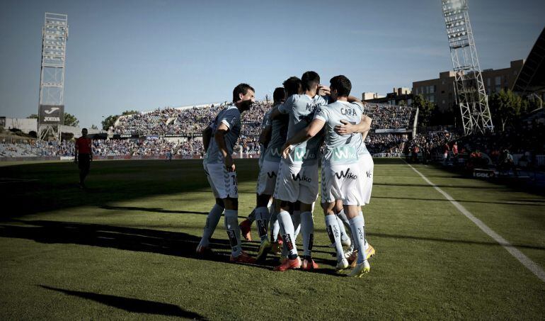 GRA434. GETAFE (MADRID), 17/05/2015.- Los jugadores del Eibar celebran la consecución del primer gol de su equipo ante el Getafe, en partido de la trigésima séptima jornada de liga de Primera División que se disputa en el Coliseo Alfonso Pérez. EFE/Fernan