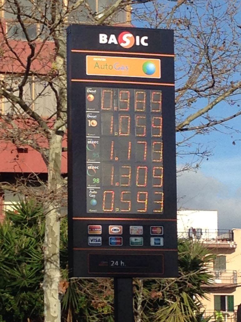 Precios de la gasolina y el gasóleo en una estación de servicio de Palma