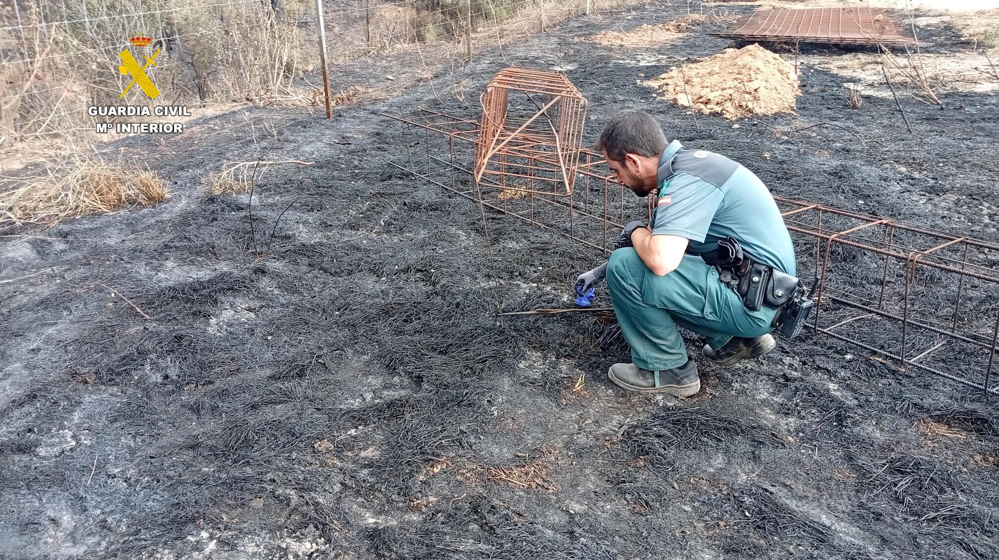 Agente del Seprona de la Guardia Civil trabajando en el incendio de Titaguas
