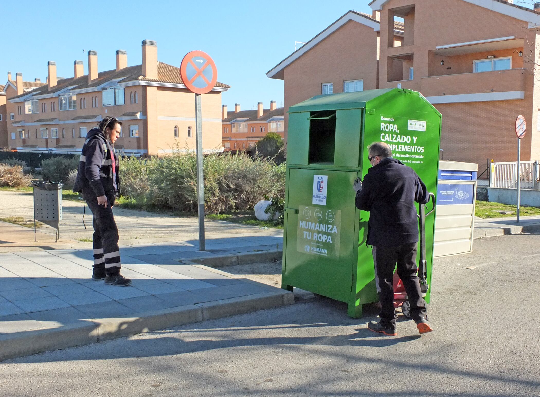 Los contenedores, destinados al reciclaje de los residuos textiles domésticos, se reparten por diferentes calles del municipio