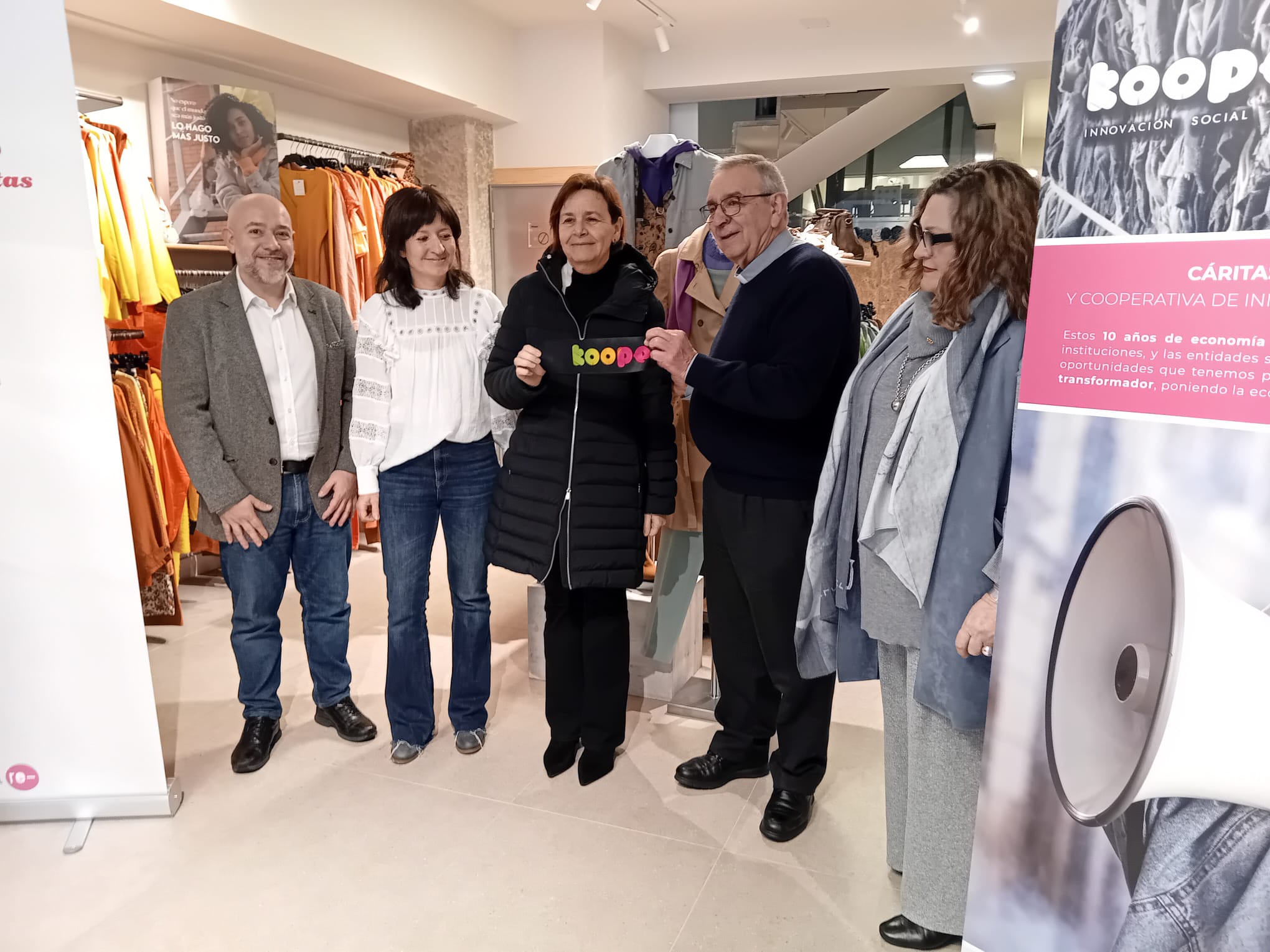 Carmen Moriyón junto a Rodrigo Pintueles en la visita al nuevo establecimiento de Koopera.