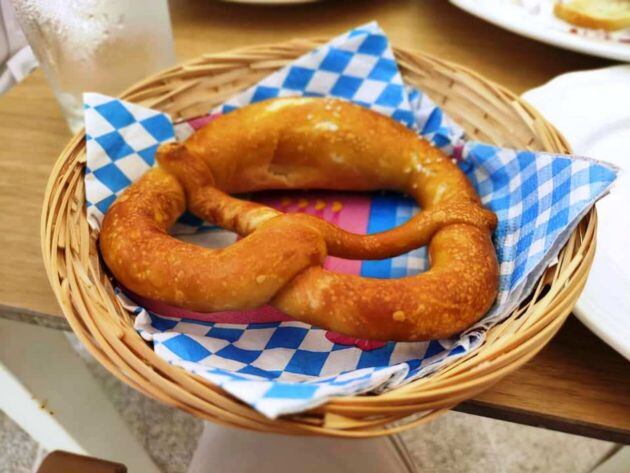 Bretzel o pan alemán en forma de lazo salado