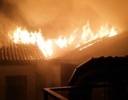 El incendio en la cubierta del edificio.