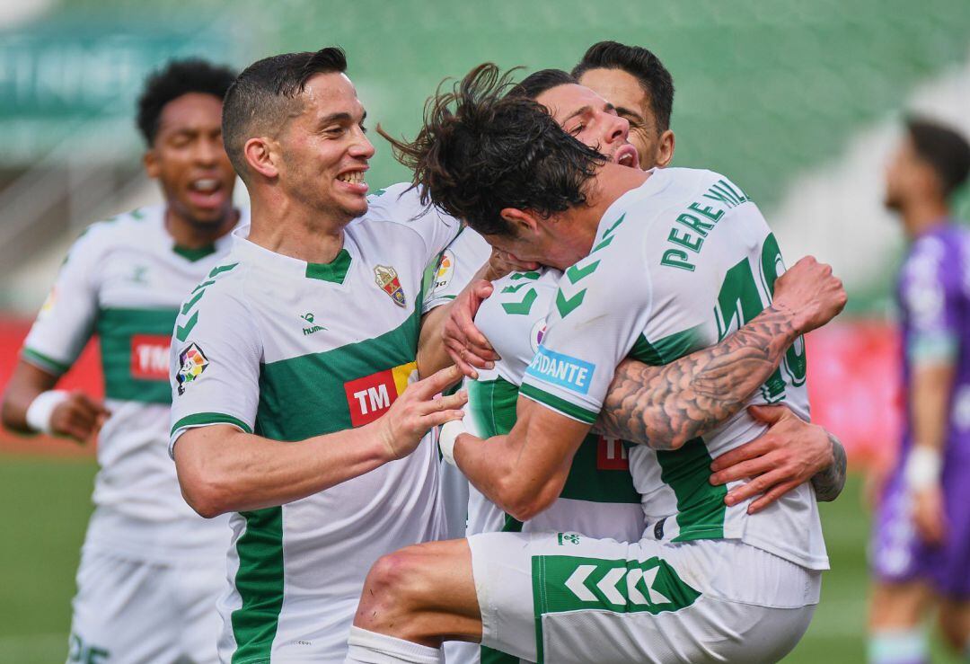 Los jugadores del Elche celebran el gol de Pere Milla al Betis