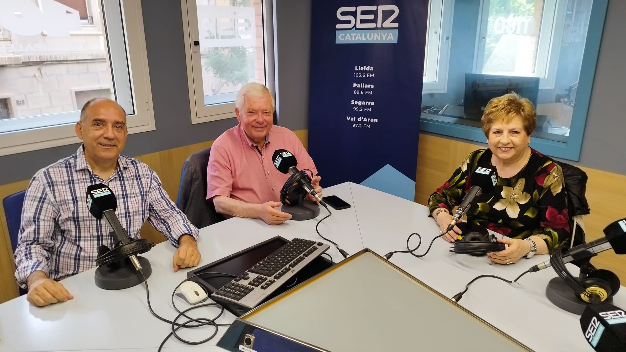 D&#039;esquerra a dreta, Jaume Sales, Paco Rué i Maria Dolors Ramírez. Rué és el president de l&#039;Aula i els altres dos, alumnes.