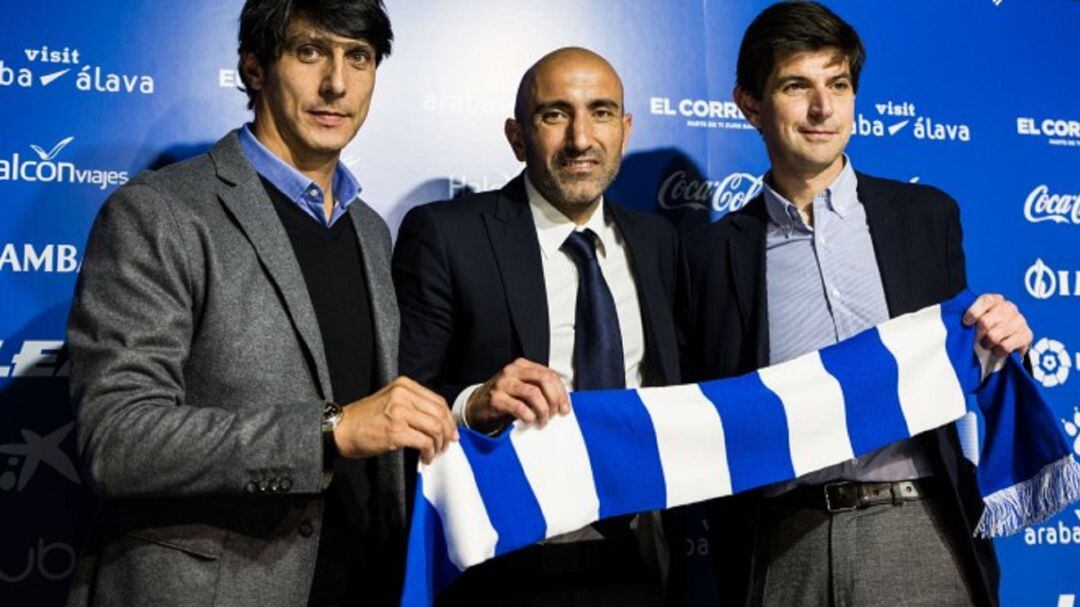 Imagen de Sergio Fernández, Abelardo y el presidente del Alavés durante el fichaje del entrenador asturiano.