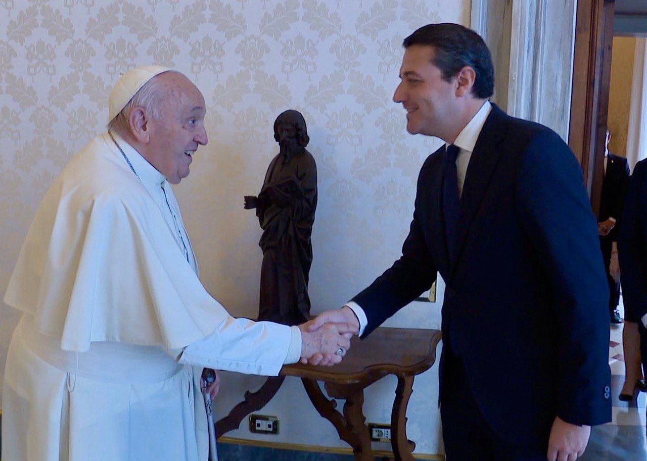 El alcalde de Córdoba, José María Bellido, saluda al Papa Francisco, durante la visita de alcaldes de Ciudades Patrimonio Mundial al Vaticano