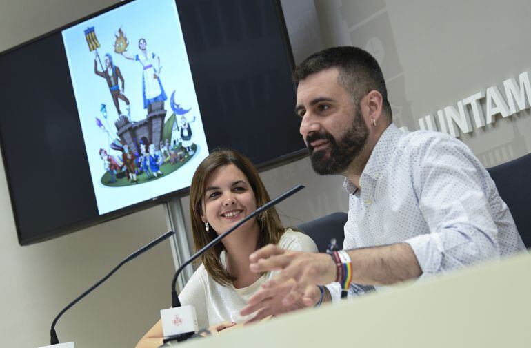 Sandra Gómez, concejal de Turismo y Pere Fuset, concejal de Fiestas del Ayuntamiento de Valencia en la presentación de la falla que se plantará en Alemania