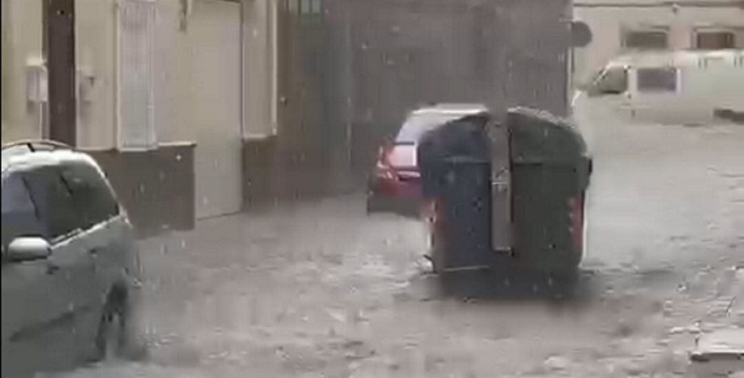 Una de las calles de La Roda anegadas de agua