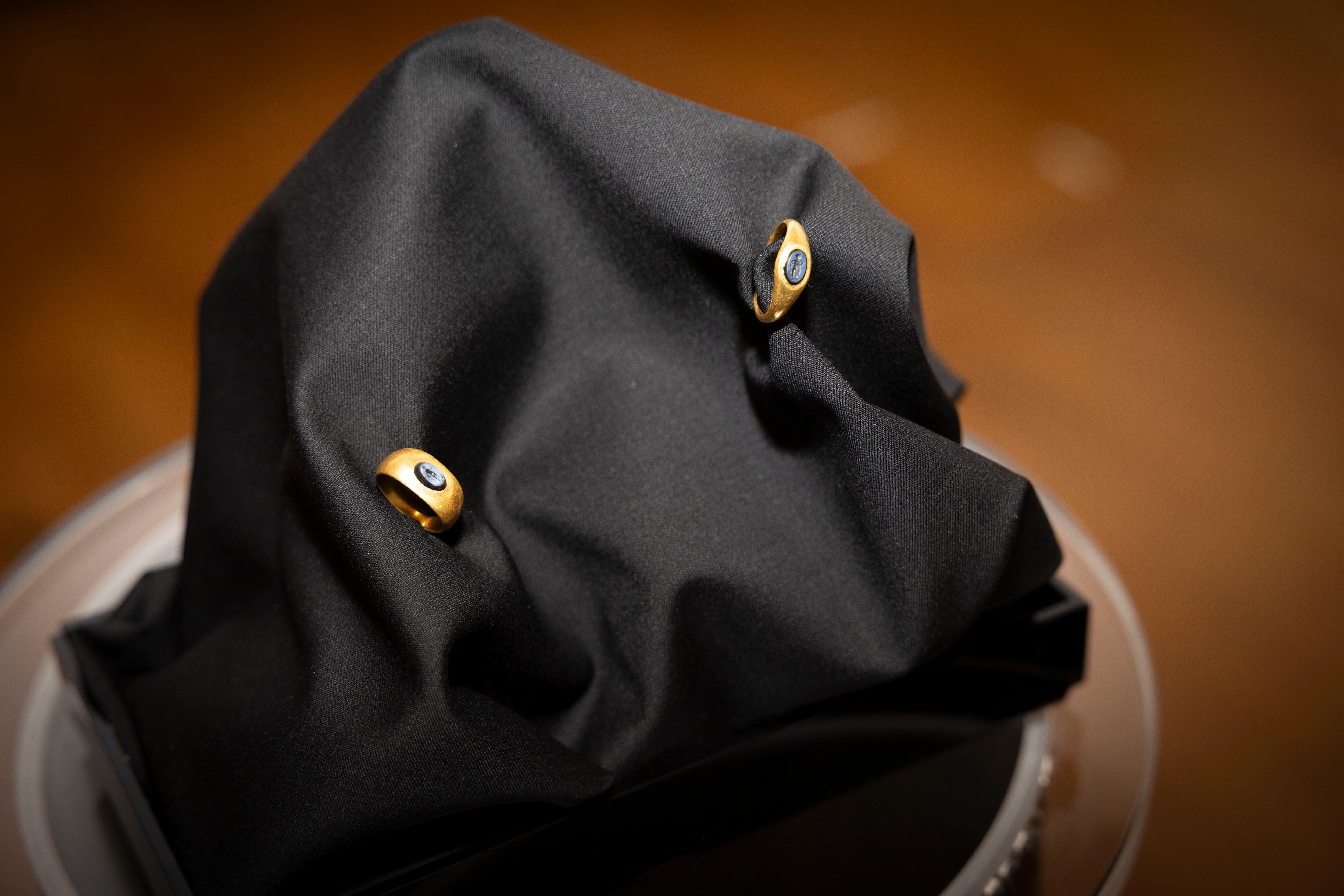 Dos piezas arqueológicas datadas en el siglo II d.C que fueron halladas en los yacimientos arqueológicos de Donazarre y Zaldua. Pirinaeus tiene como objetivo localizar el trazado de la calzada Iter XXXIV y varios establecimientos de periodo romano