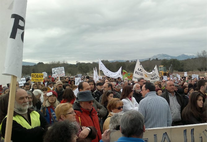Mas de un millar de personas acudieron este domingo para protestar contra la demora en la apertura del hospital de Collado Villalba y su gestión privada. Los asistentes han portado pancartas con lemas como ''la sanidad se vende, el paciente se resiente'', ''este gobierno perjudica tu salud''.