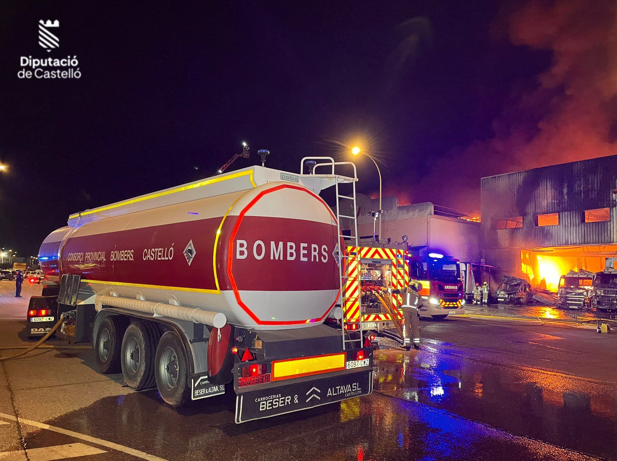 Imágenes de la intervención del camión remolque nodriza pesado en el incendio de Castellón.