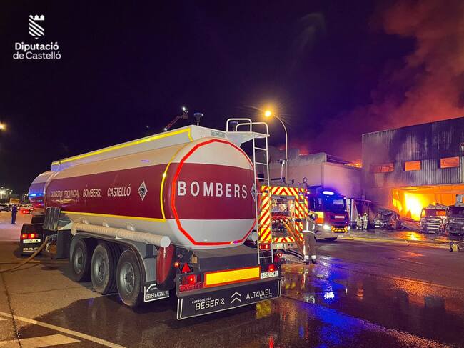 Imágenes de la intervención del camión remolque nodriza pesado en el incendio de Castellón.