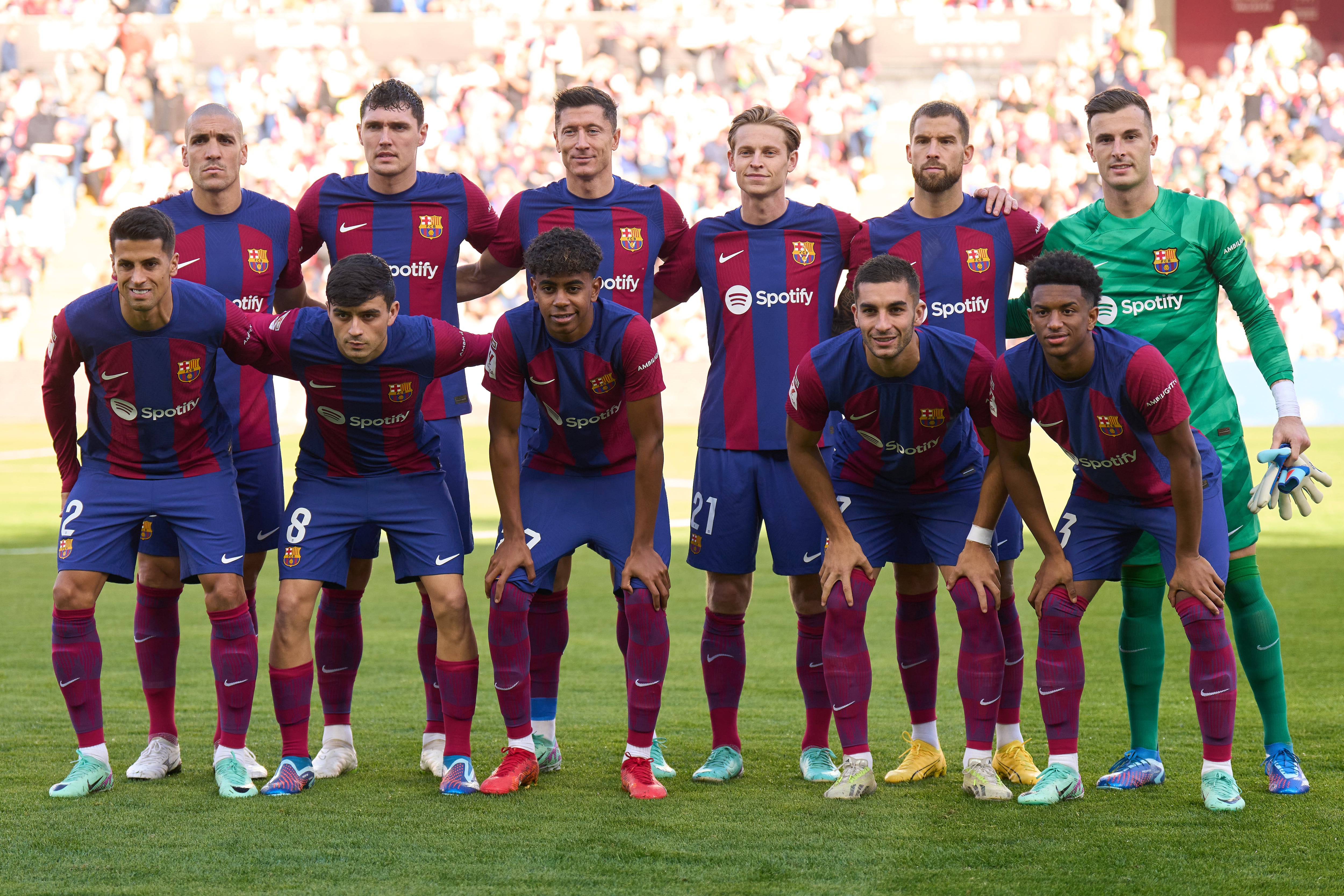 Los jugadores de FC Barcelona posan antes del partido ante el Rayo Vallecano