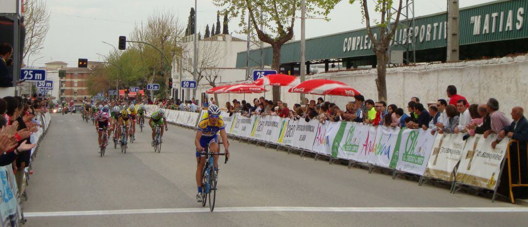 Ciclistas participantes en una edición anterior de la Clásica Ciclista Ciudad de Torredonjimeno.