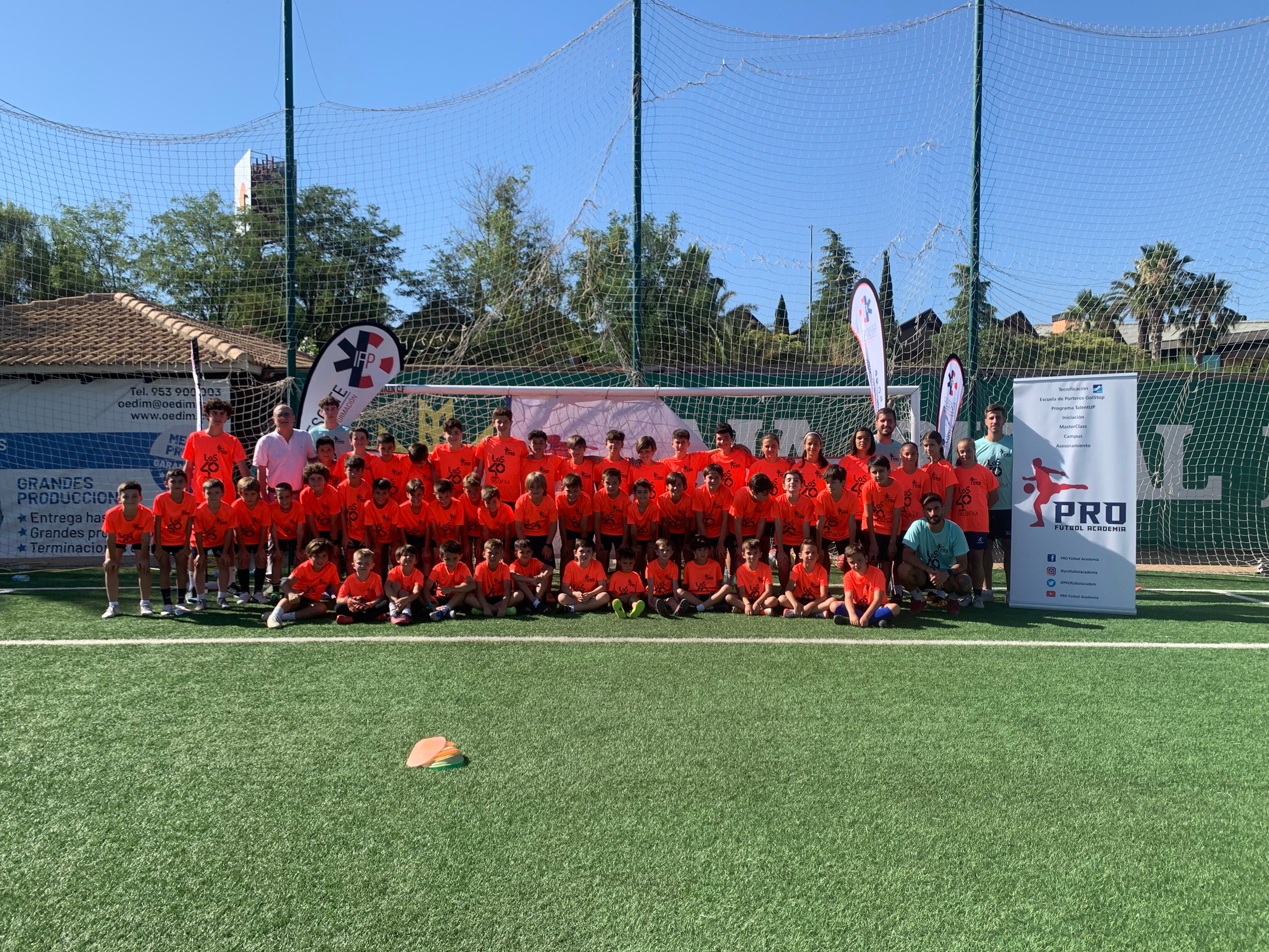 Participantes del II Campus Pro Fútbol Academia con el director de Radio Jaén, Manuel Palomo.