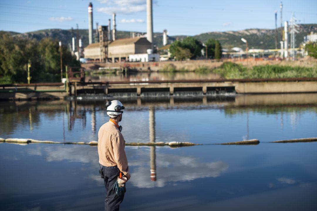 El río Ojailén, con el complejo de Repsol Puertollano de fondo