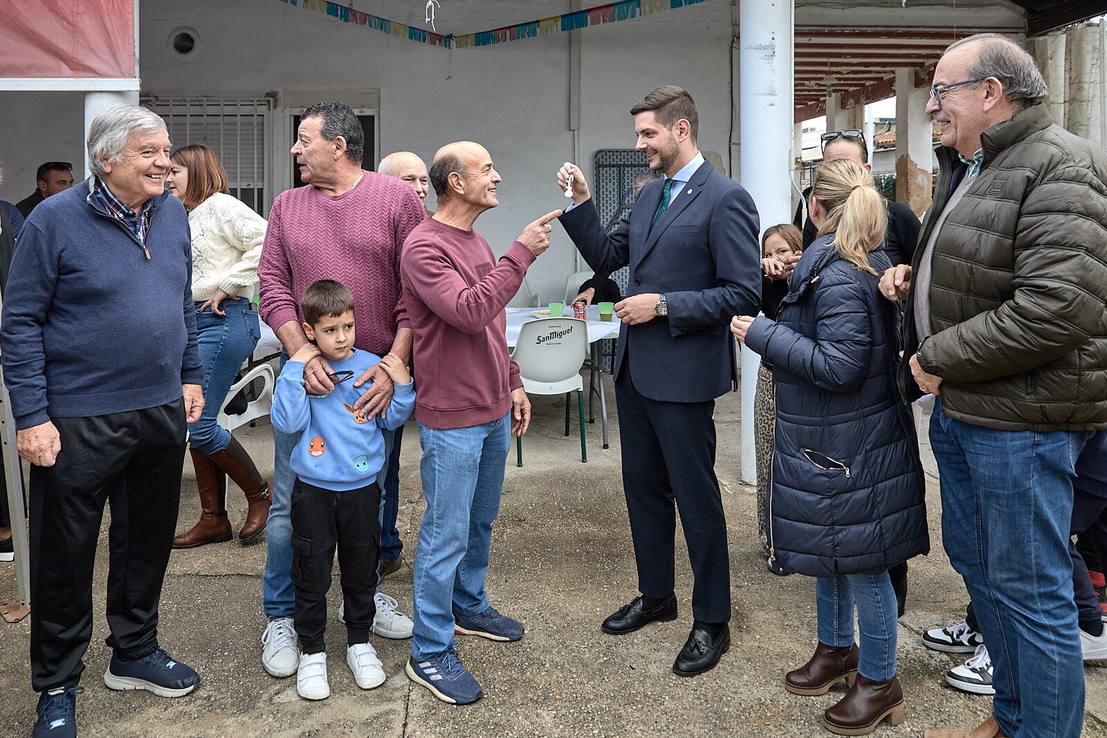 José Manuel Prieto, alcalde de Gandia, entregando las llaves del Centro Social a los vecinos del distrito de Venecia de Gandia./ Ayuntamiento de Gandia