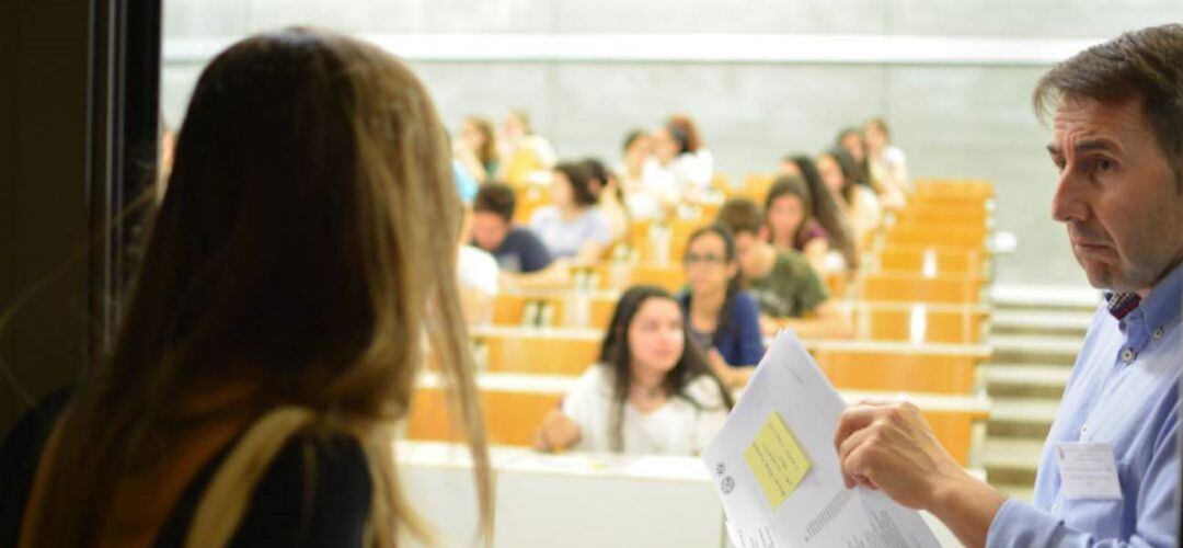 Un profesor controla el acceso a una de las aulas donde se realizaron exámenes de la EVAU en 2019.